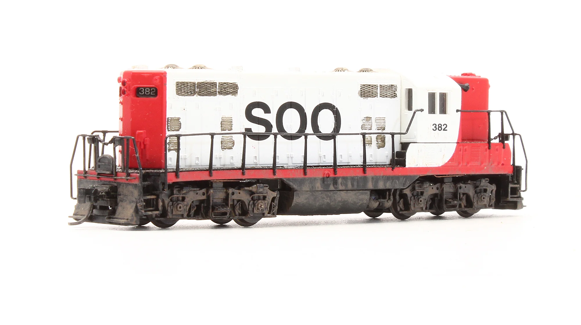 Pre-Owned 48034 GP7 Diesel Locomotive Soo Line - Road #382 - Custom Weathered - Image 2