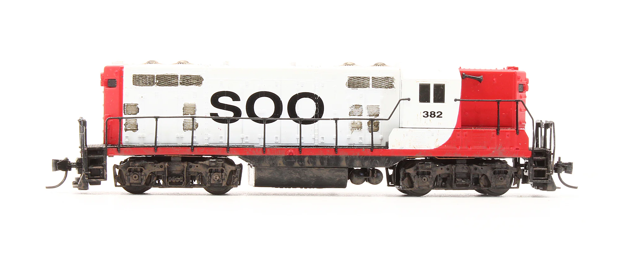 Pre-Owned 48034 GP7 Diesel Locomotive Soo Line - Road #382 - Custom Weathered - Image 3