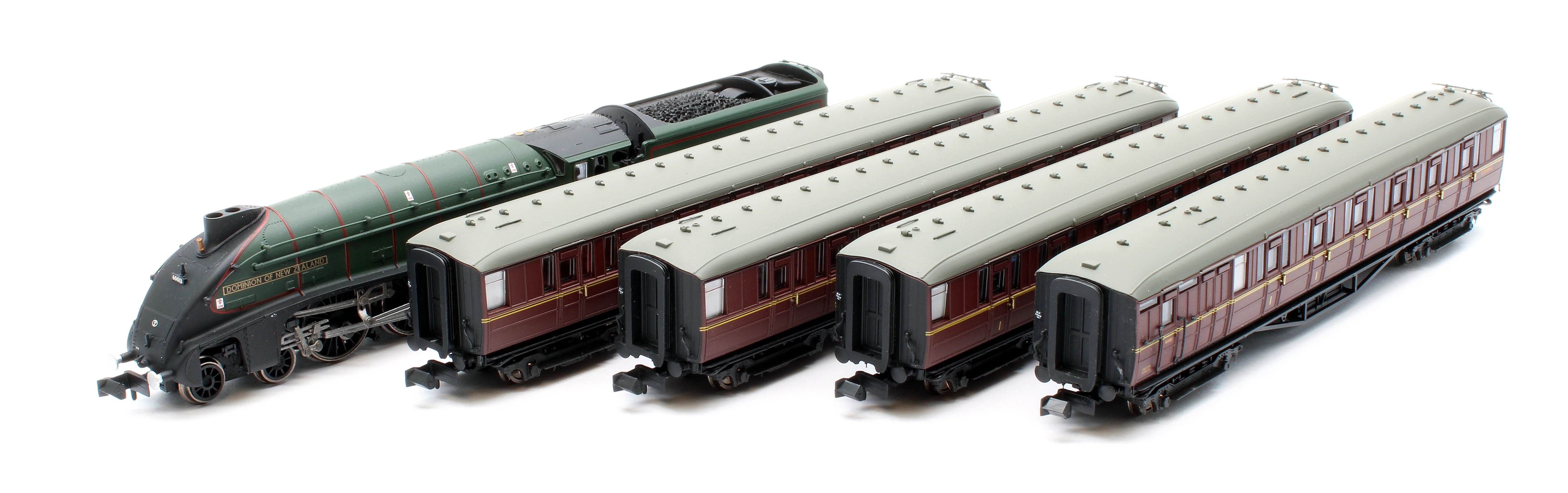 2S-008-018D A4 Dominion of New Zealand 60013 BR Late Crest & 4 Gresley Coaches - DCC Fitted