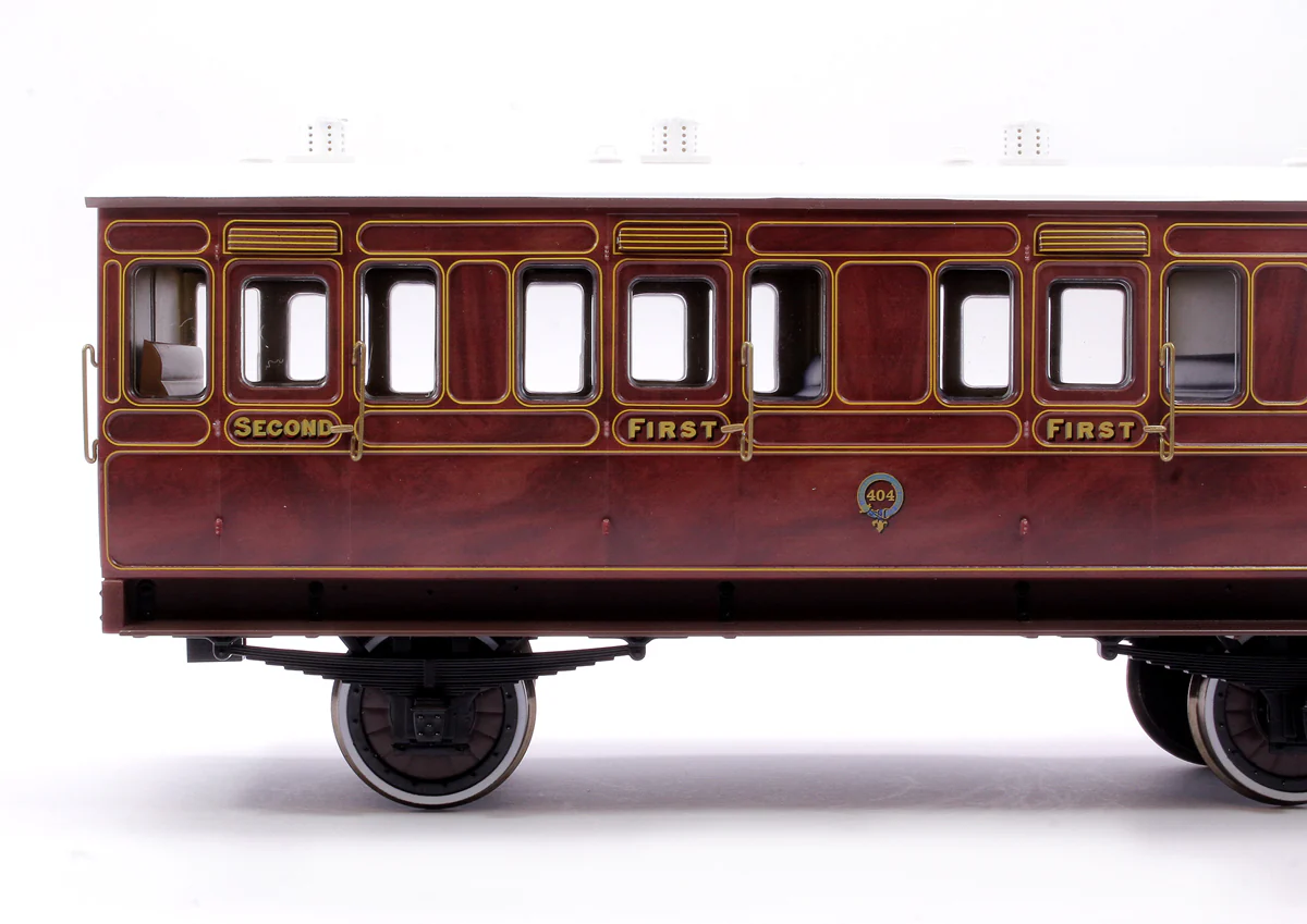 7P-020-300D Stroudley 4 Wheel Suburban Oil Lit Composite Mahogany 404 - DCC & Light Bar Fitted - Image 5