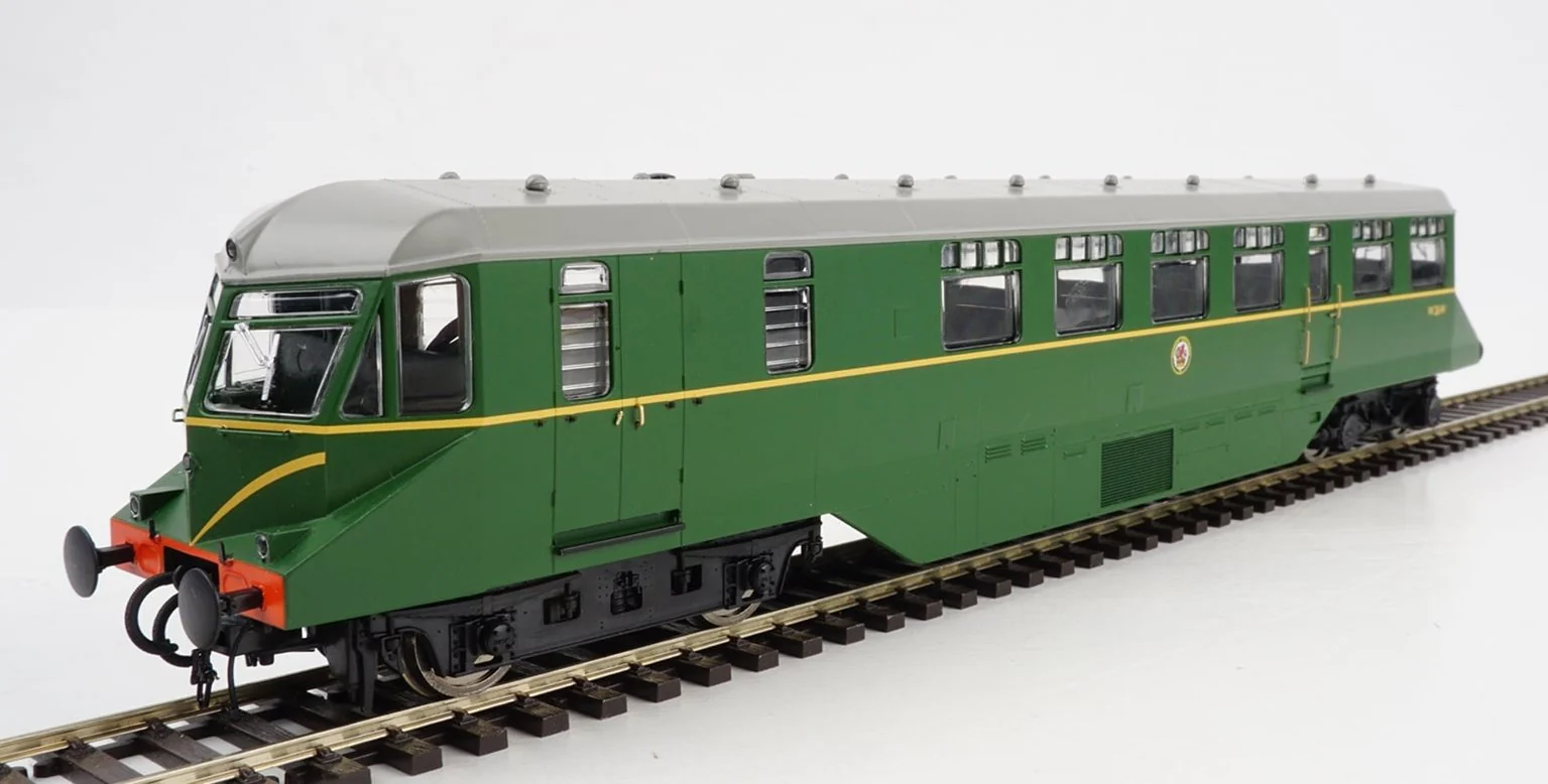 GWR AEC Railcar GWR BR green with speed whiskers (dark grey roof) Diesel Locomotive - Image 2