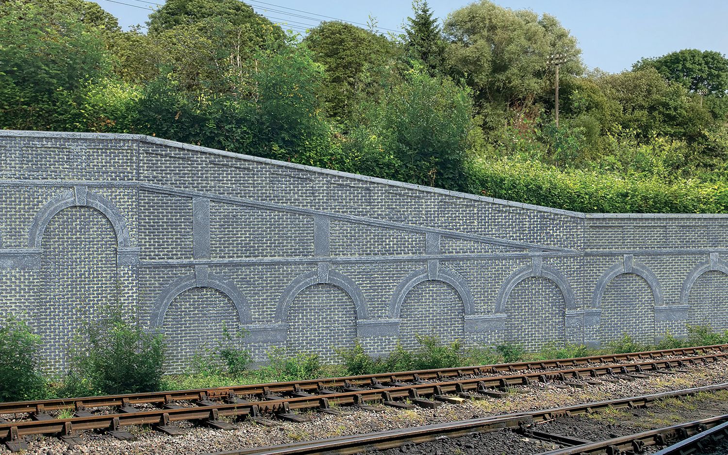 R7387 Skaledale Mid Stepped Arched Retaining Walls x2 (Engineers Blue Brick) - Image 2
