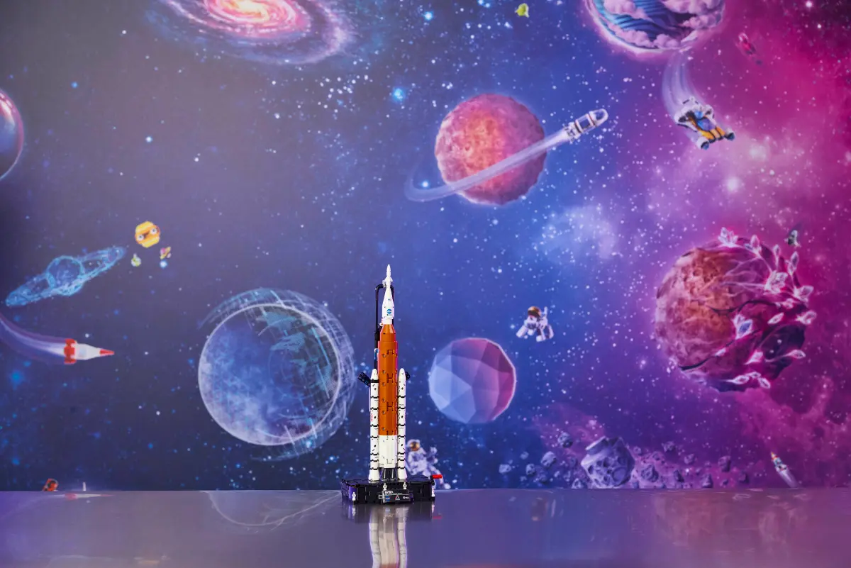 Lego Technic NASA Artemis Space Launch System Rocket - 42221 - Image 9