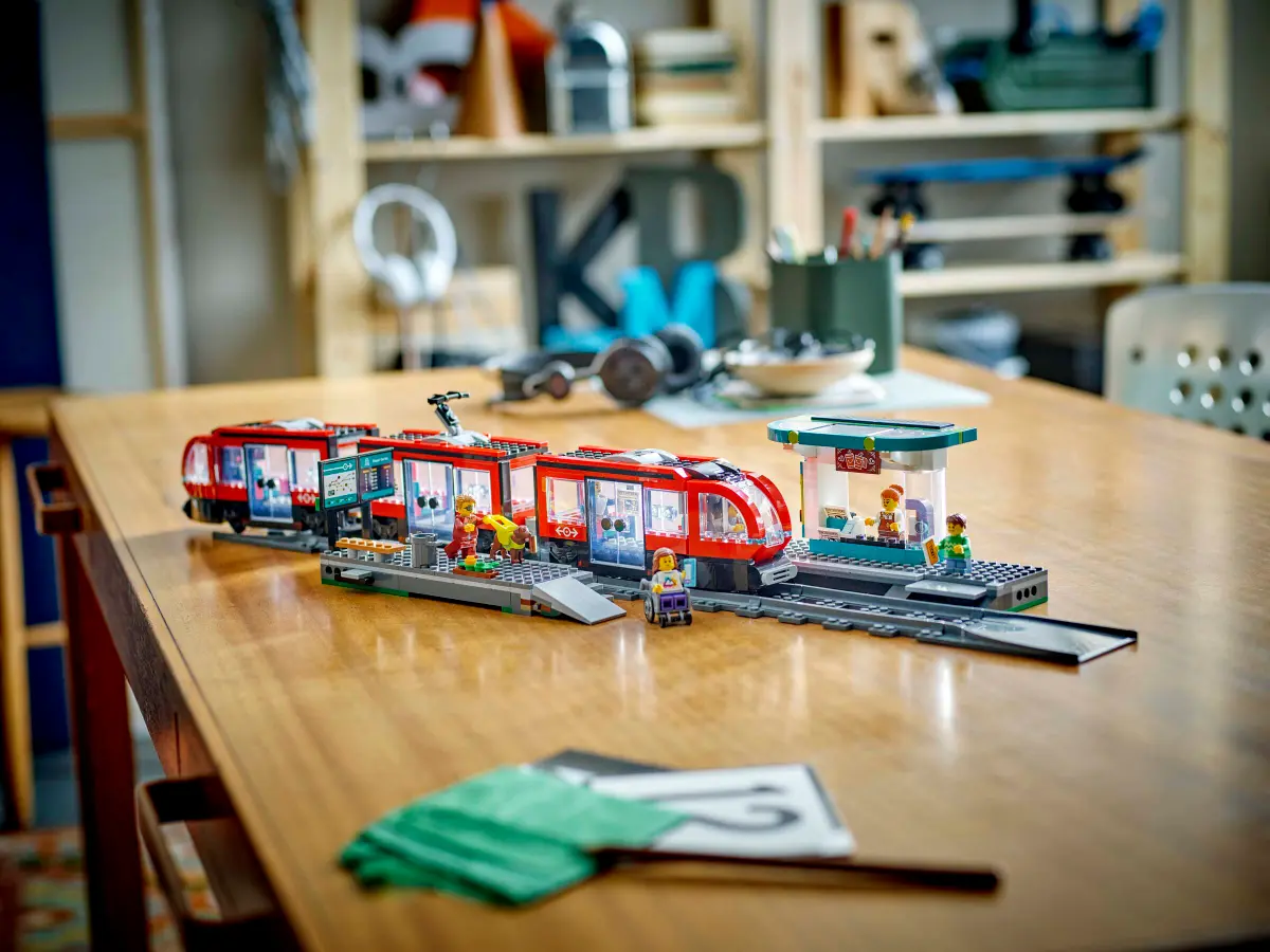 Lego City Downtown Streetcar and Station - 60423 - Image 10