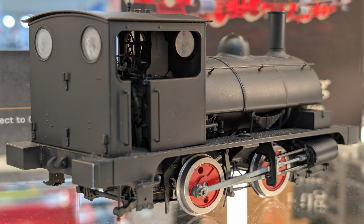 E1048S LYR 'Pug' 0-4-0ST 19 LYR Unlined Black (as preserved) Steam Locomotive - DCC Sound - Image 4