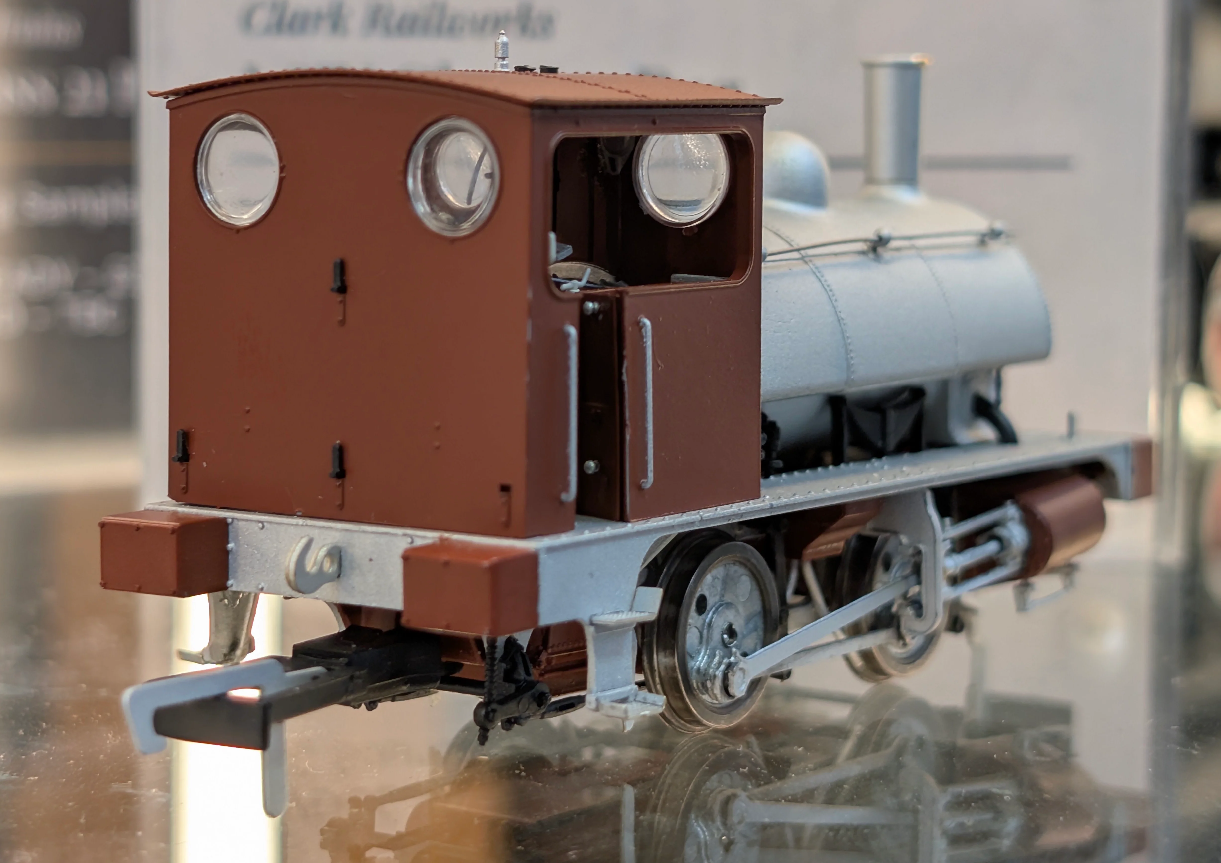 C1028S LYR 'Pug' 0-4-0ST 19 LYR Unlined Black (as preserved) Steam Locomotive - DCC Sound - Image 3
