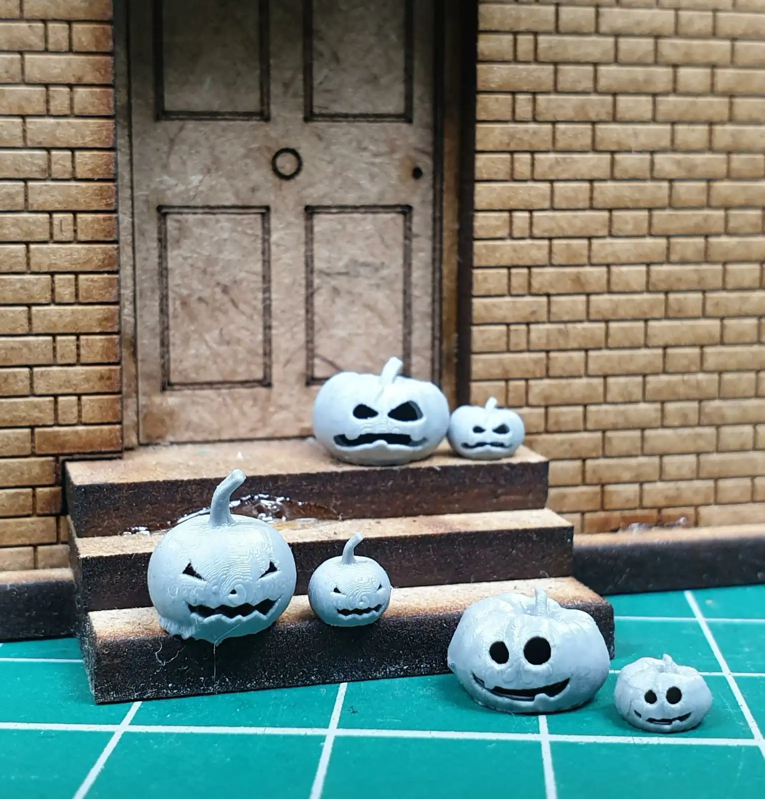 0222-043 O Gauge - Pumpkins Halloween Special - Pack of 6 - Image 3