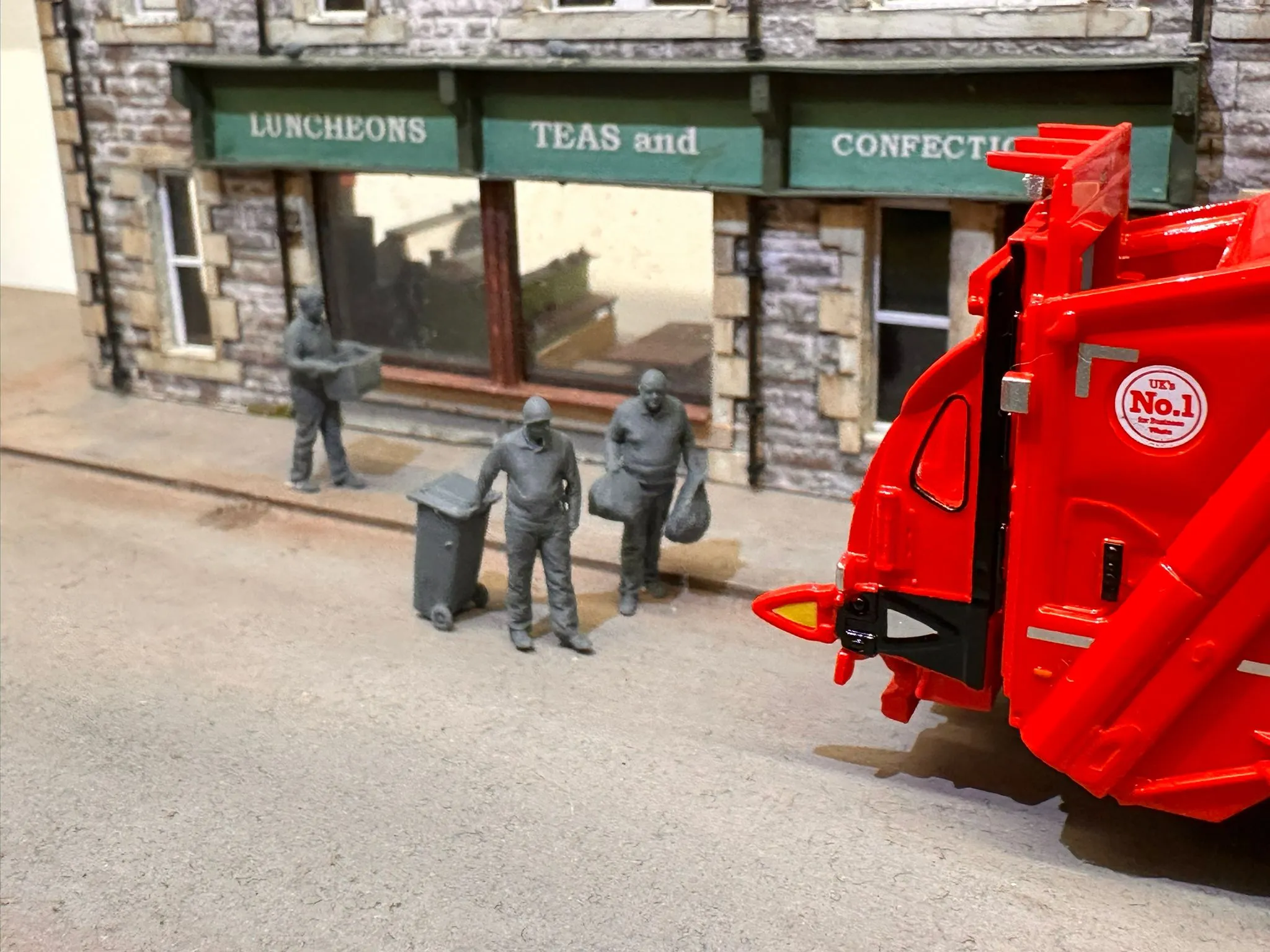 O Gauge Trade & Services - Binmen - Image 2