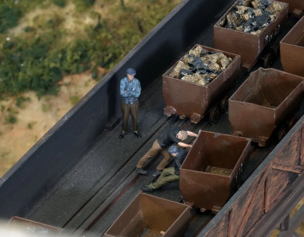 1447-043 O Gauge 1948-1968 British Railways - Workmen Pushing Load - Image 2