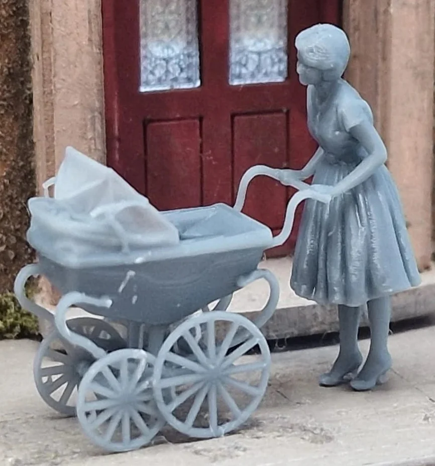 1605-148 N Gauge Town and Country - Woman with Pram - Image 2