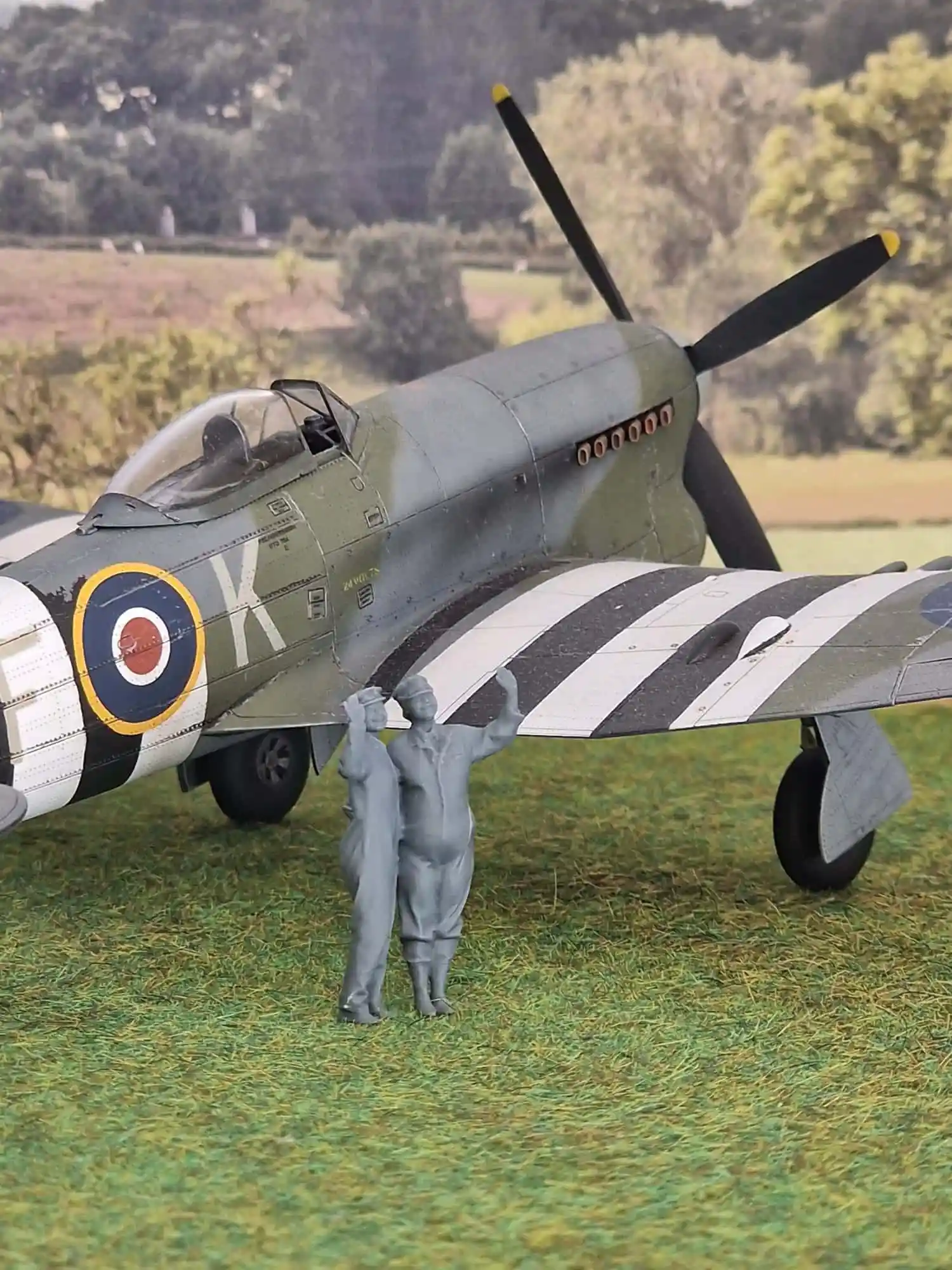 1:72 Scale RAF Through the Ages - World War Two - WAAFs Waving - Image 3