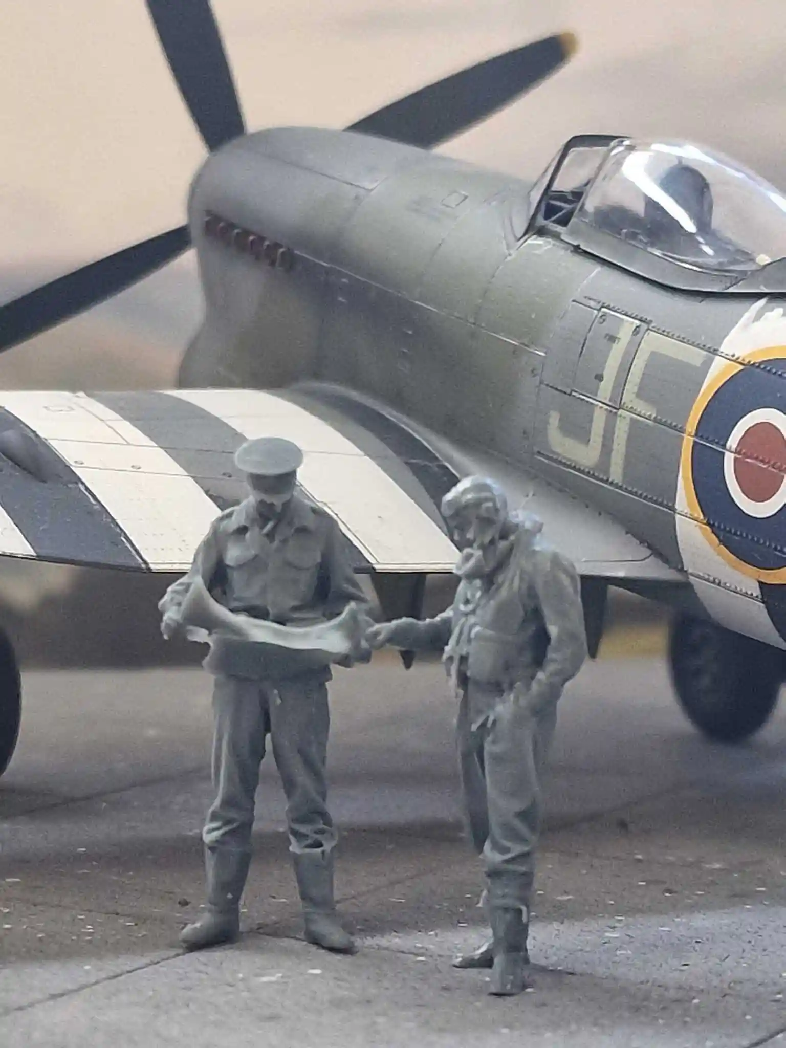 50302-072 1:72 Scale RAF Through the Ages - World War Two - RAF 2TAF Officer & Pilot Reading Map - Image 3