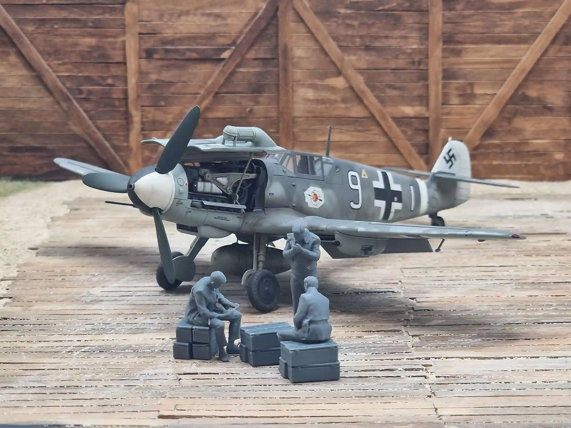 1:32 Scale - World War Two - Luftwaffe Pilots playing cards - Image 2