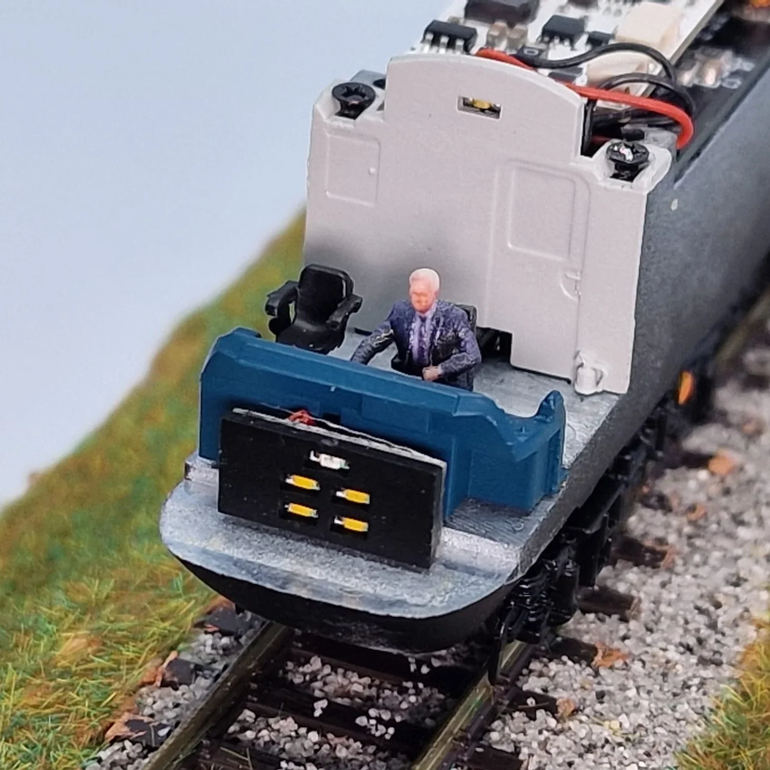 80804-120C TT:120 Gauge Loco Specific Crew x2 - Class 43 HST - Image 3