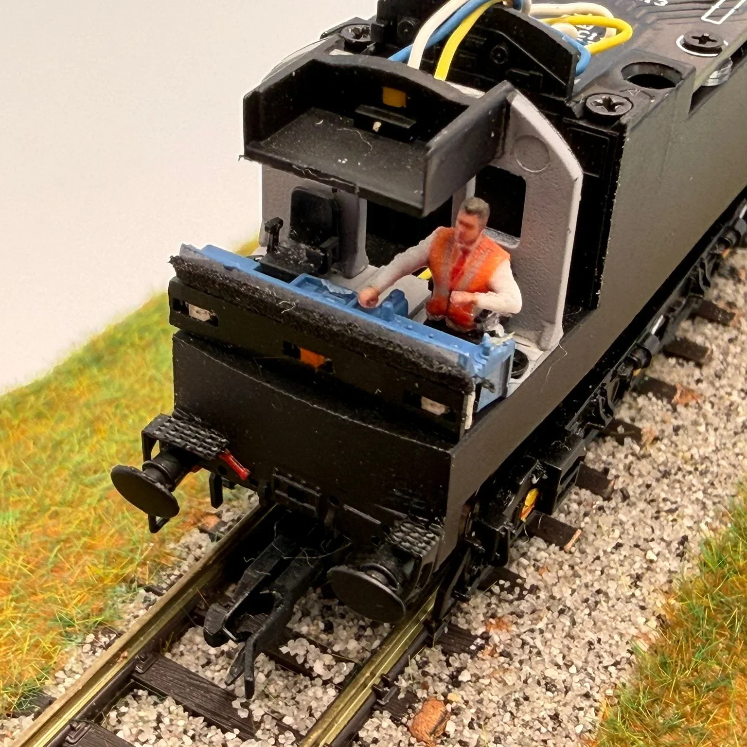 80908-120C TT:120 Gauge Loco Specific Crew x2 - Class 50 - Image 2