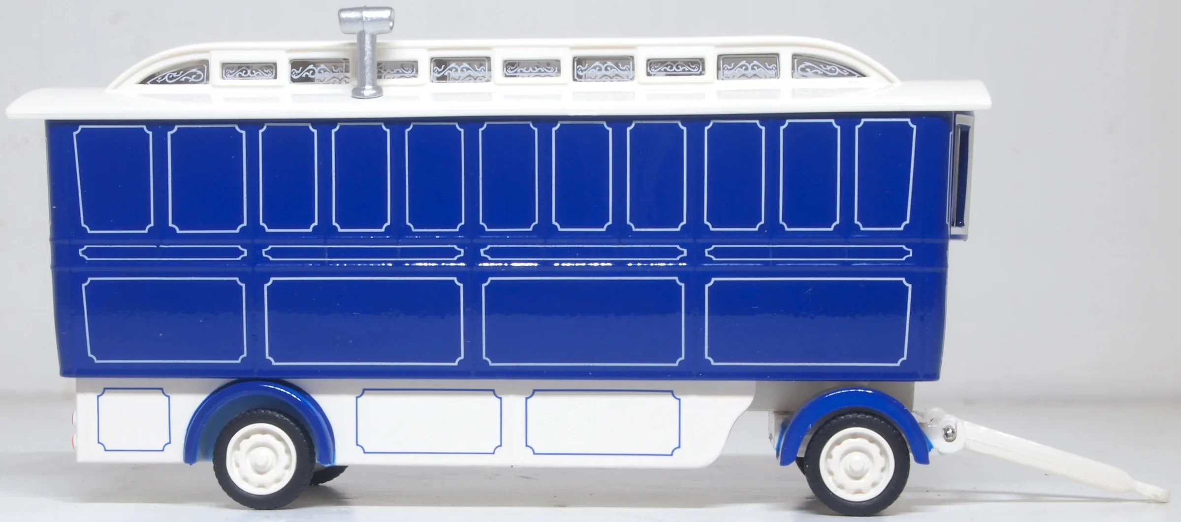 76SCV003 Showmans Caravan Blue/Cream - Image 3