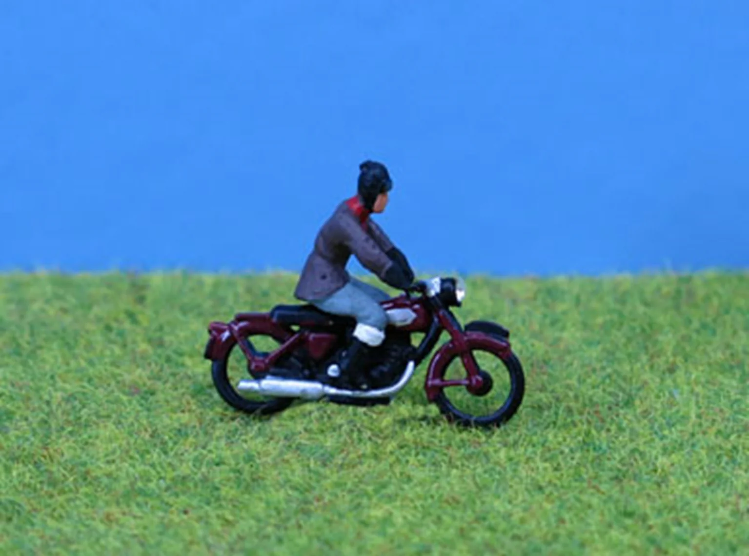 PDZ103 OO Gauge Painted Motorcycle & Rider