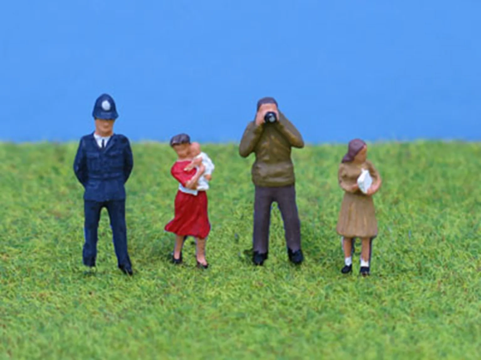 PDZ2 OO Gauge Painted Standing People