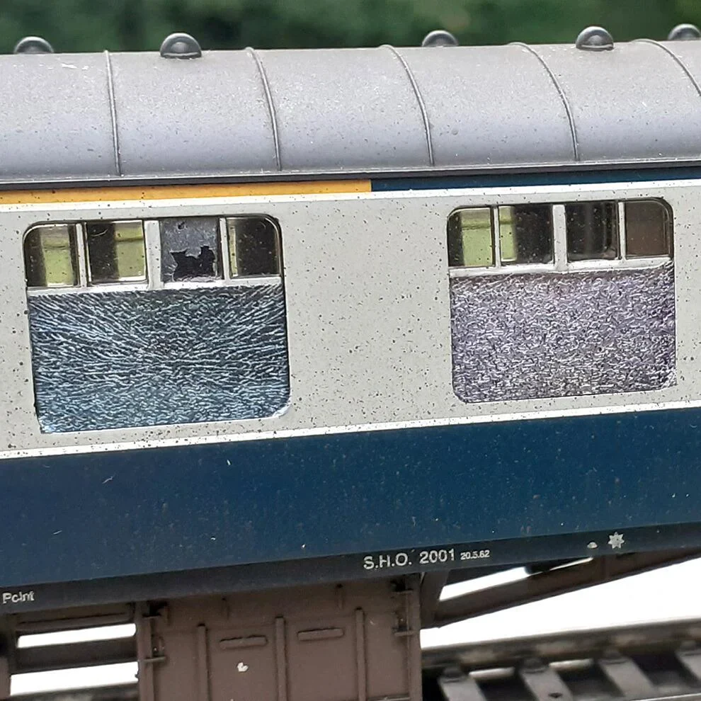 Smashed & shattered glass: BR mk1 passenger OO Gauge Waterslide Decals Transfer - Image 2