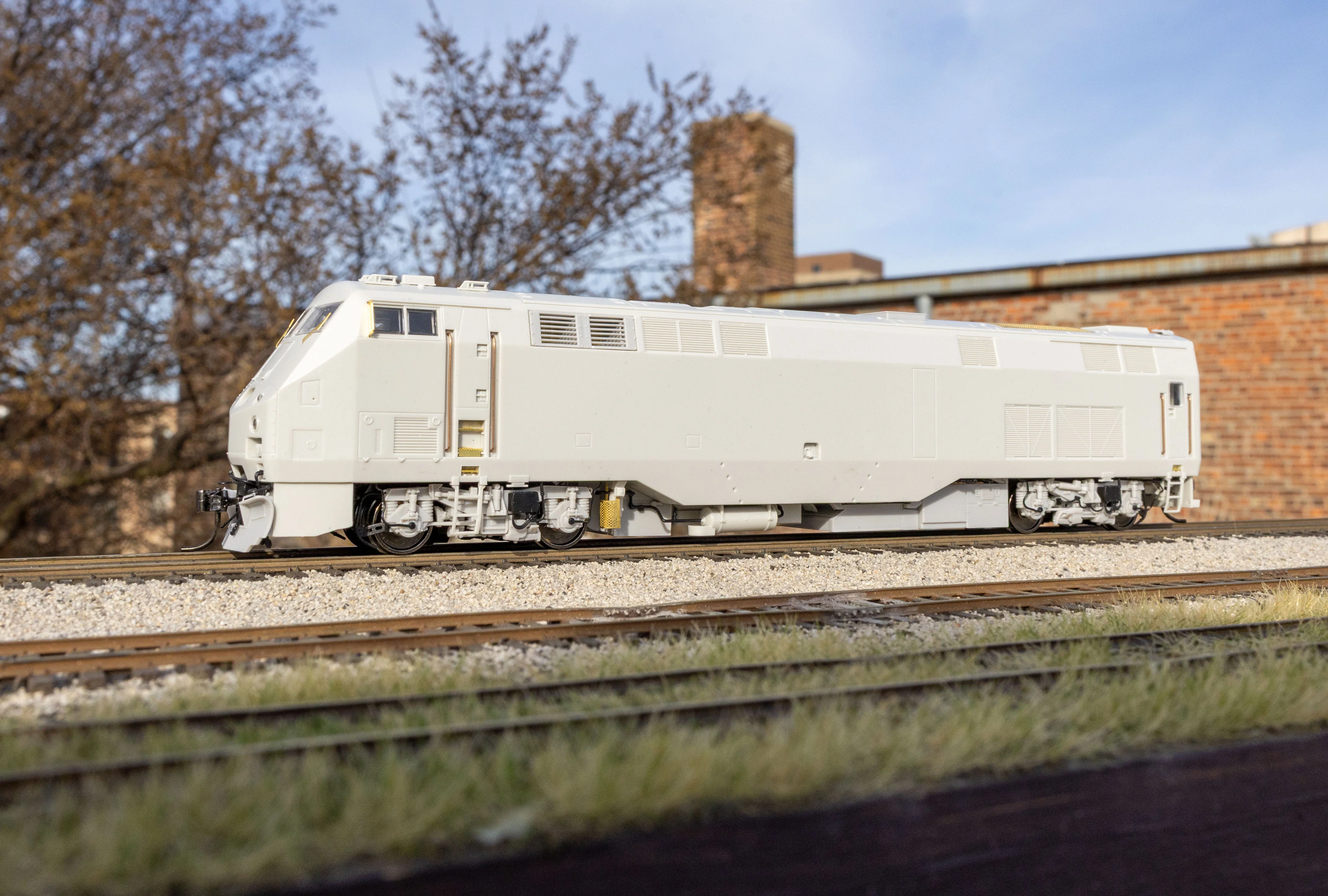 HO GE P32AC-DM (DC/Silent): Amtrak - Phase III Empire Service w/ hatch: #706 - Image 2