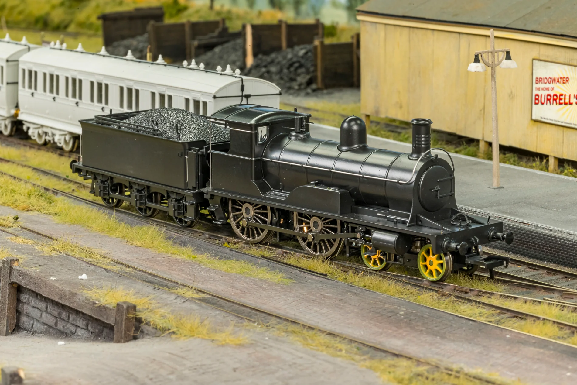 Highland Railway Loch Class 4-4-0 No.125 'Loch Tay' HR Jones Lined Green Steam Locomotive - Image 11