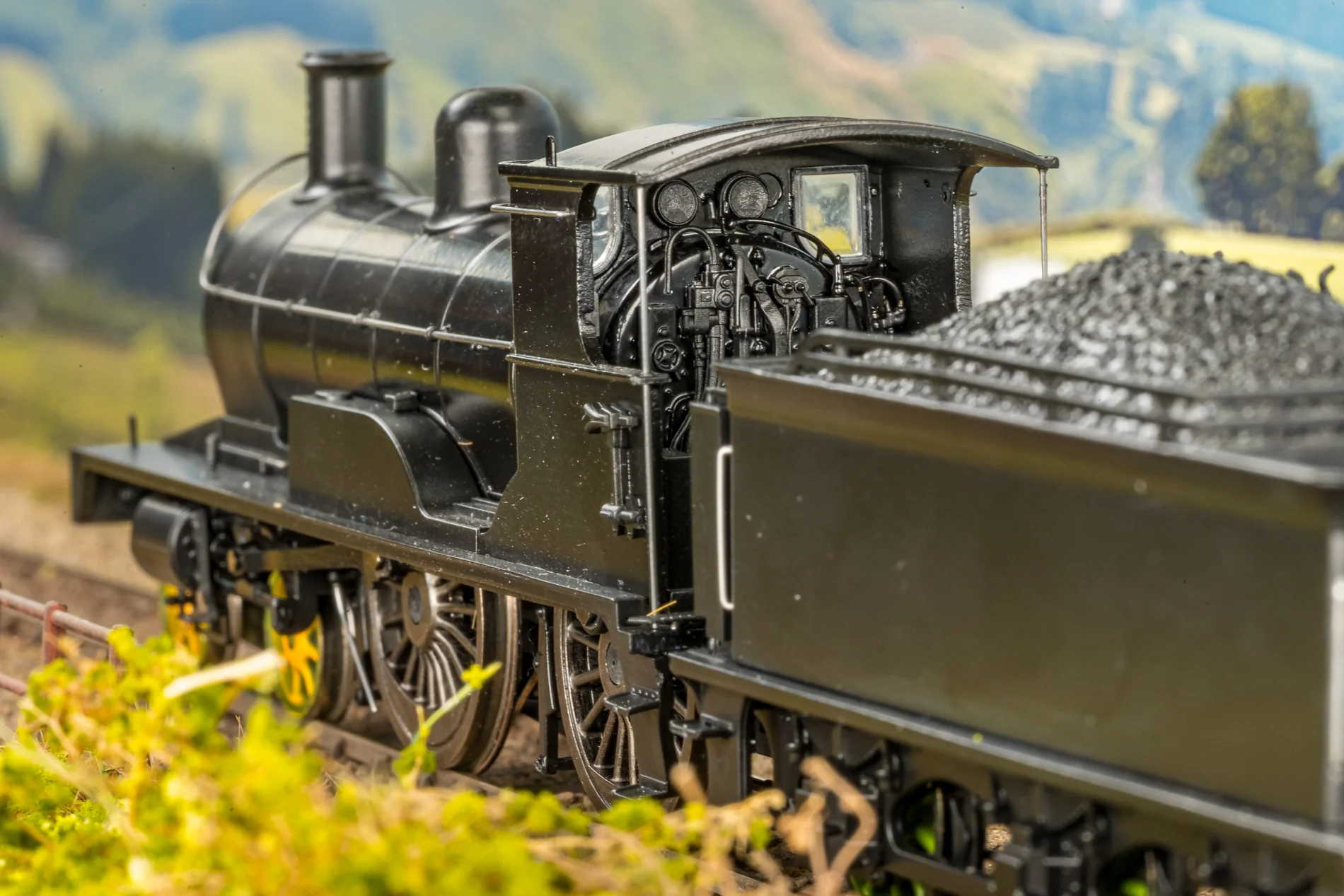 Highland Railway Loch Class 4-4-0 No.125 'Loch Tay' HR Jones Lined Green Steam Locomotive - Image 7