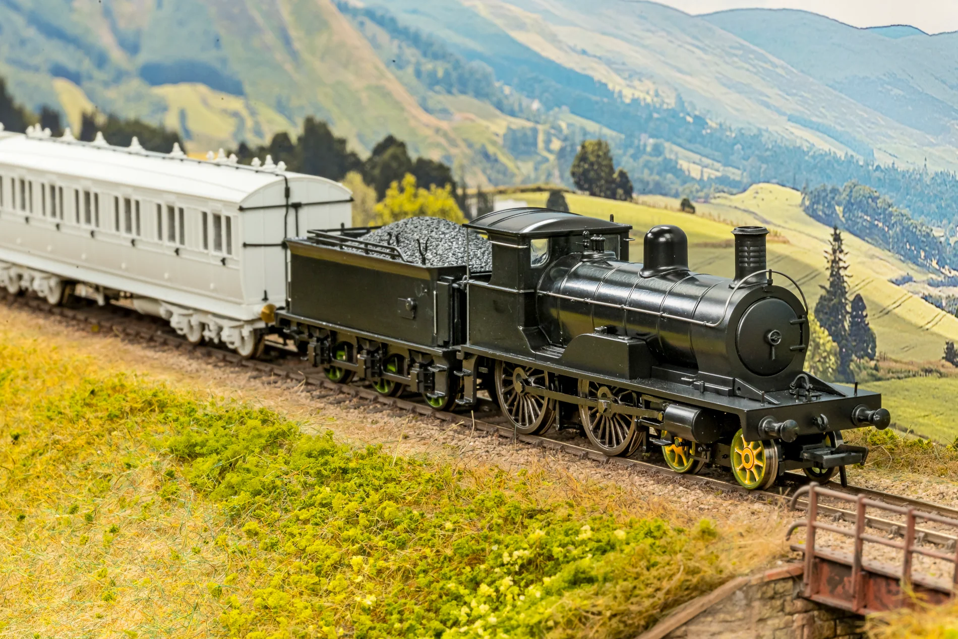 Highland Railway Loch Class 4-4-0 No.150 'Loch Eye' HR Yellow Steam Locomotive - Image 10