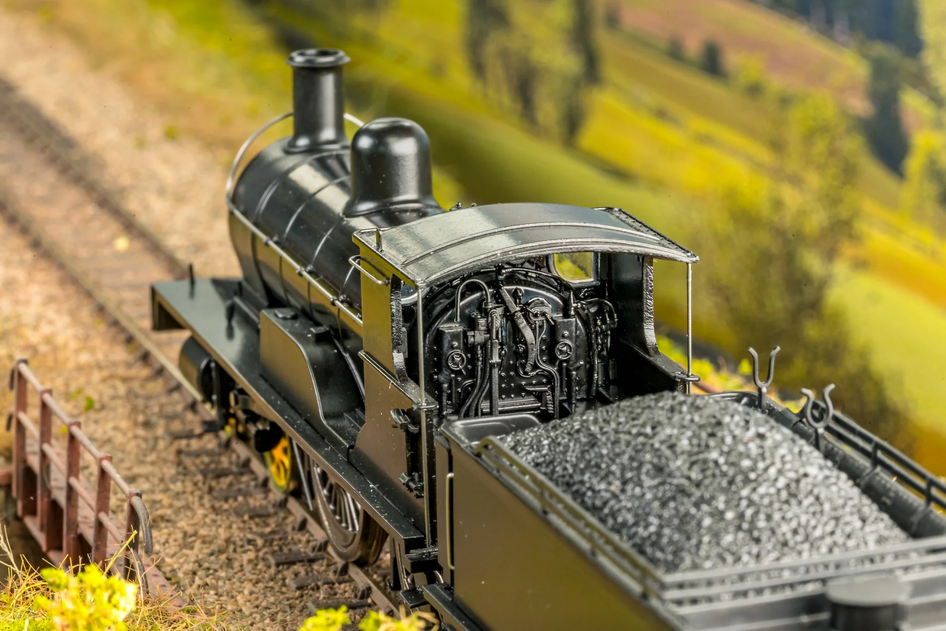 Highland Railway Loch Class 4-4-0 No.125 'Loch Tay' HR Jones Lined Green Steam Locomotive - DCC Sound - Image 3