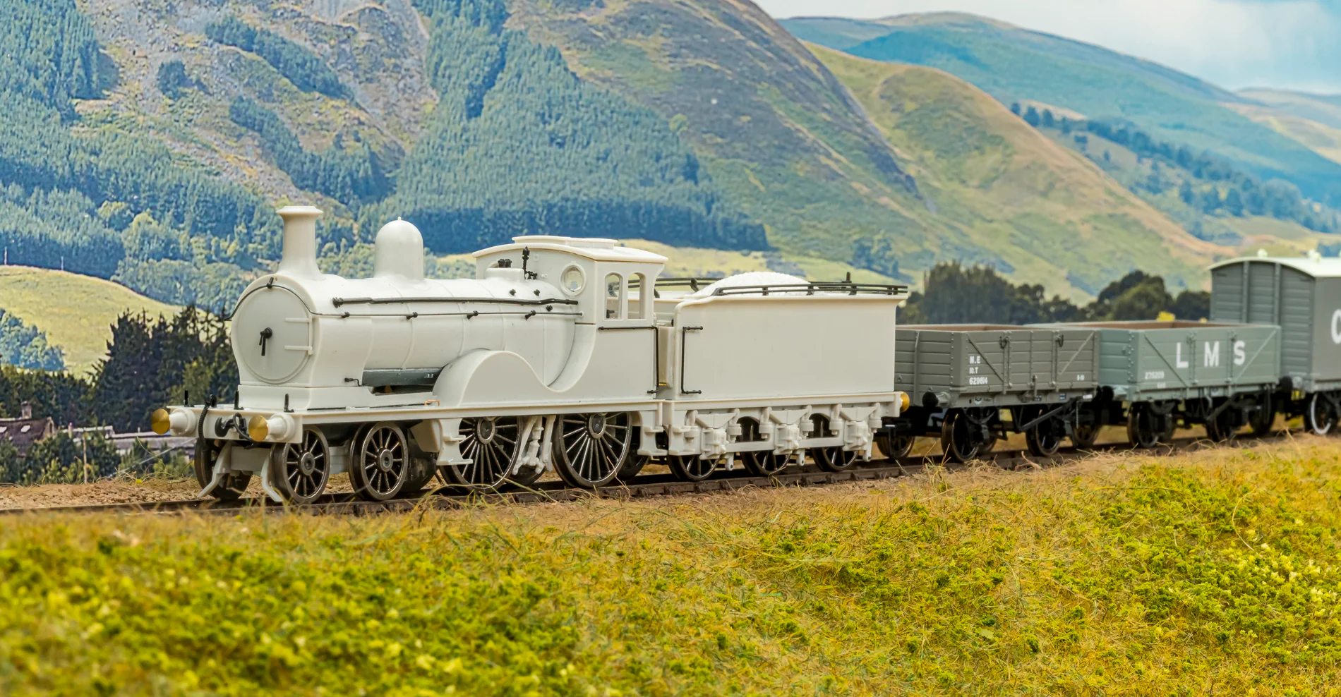 LNER D40 Class 4-4-0 No.6828 - LNER Lined Black Steam Locomotive - Image 10