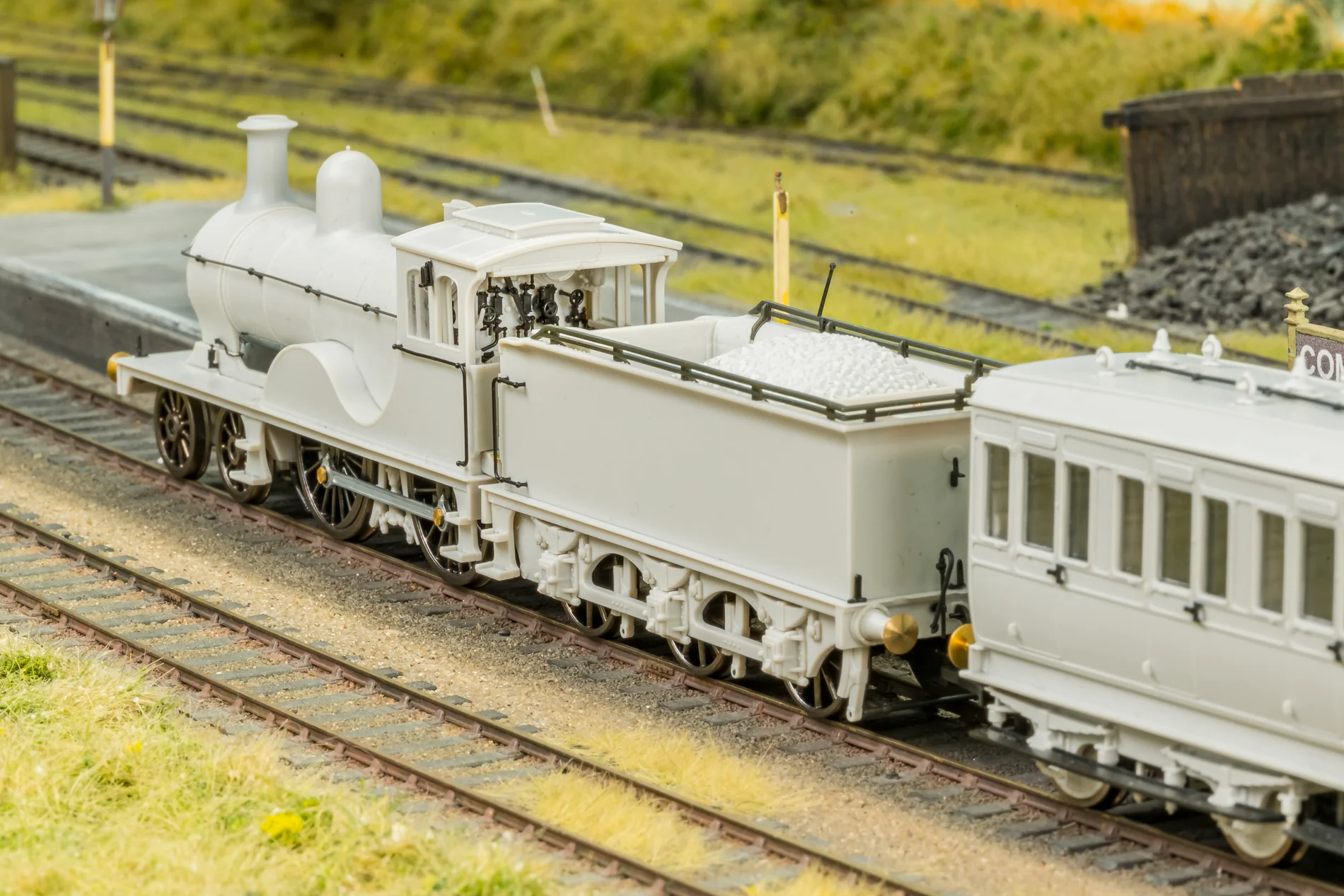 LNER D40 Class 4-4-0 No.62274 'Benachie' - BR Lined Early Crest Steam Locomotive - Image 3