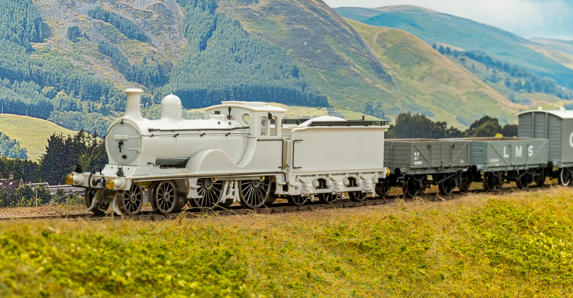 LNER D40 Class 4-4-0 No.6852 'Glen Grant' - LNER Apple Green Steam Locomotive - DCC Sound - Image 2