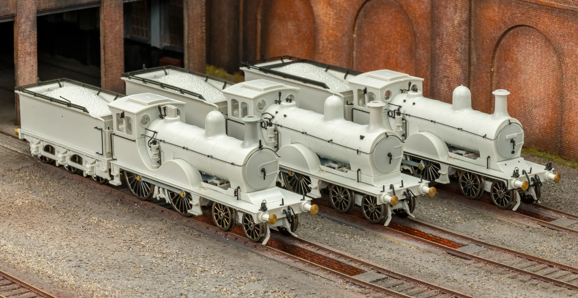 LNER D40 Class 4-4-0 No.6915 - LNER Unlined Black Steam Locomotive - DCC Sound - Image 4