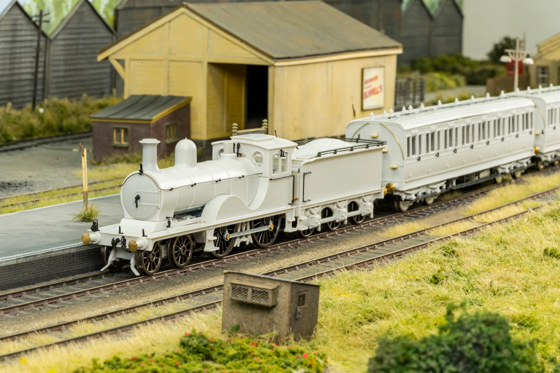 LNER D40 Class 4-4-0 No.62274 'Benachie' - BR Lined Early Crest Steam Locomotive - DCC Sound - Image 4