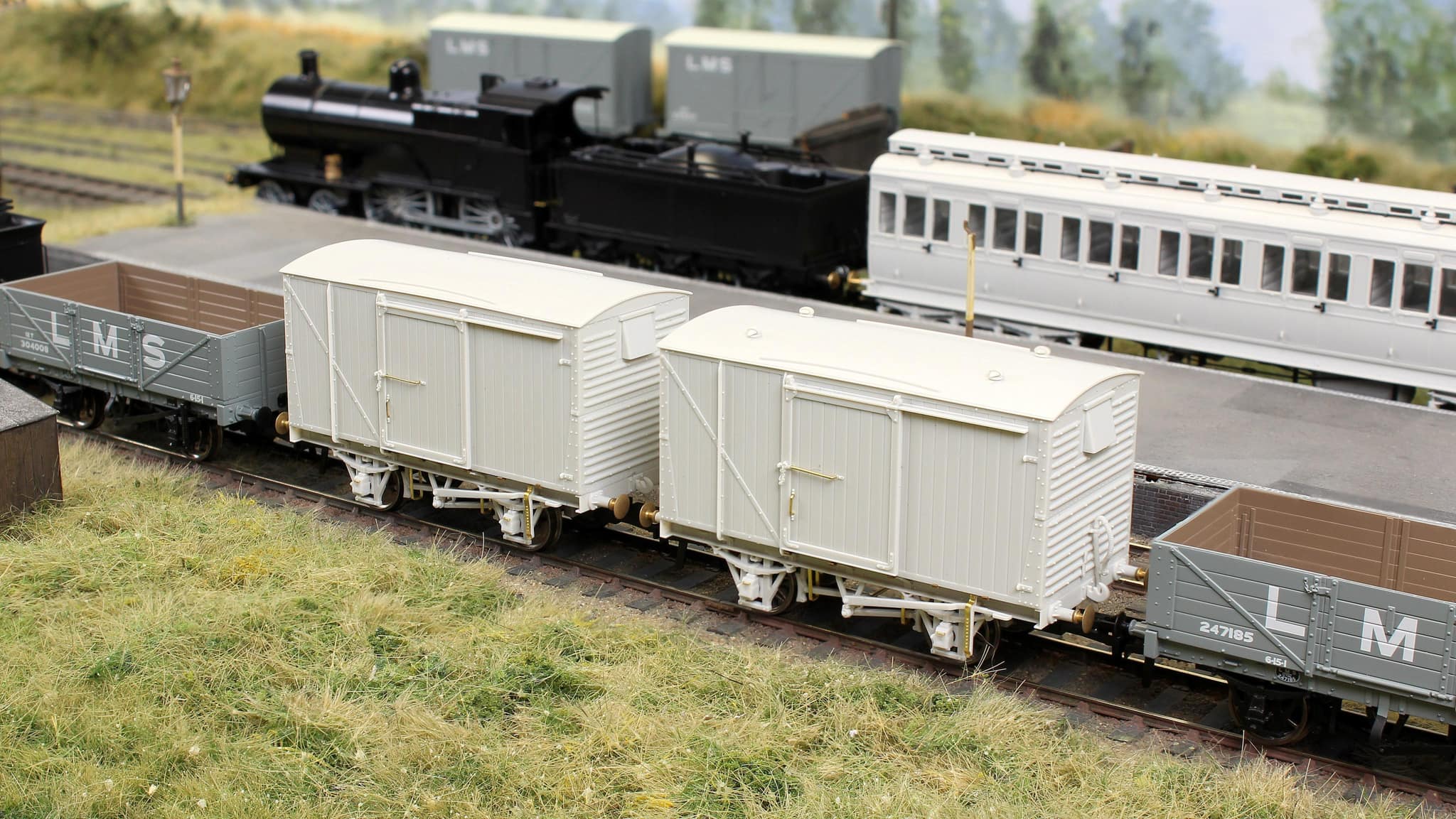 970103 12 Ton LMS D1832A Van - LMS (pre-36) No.203837 - Image 3