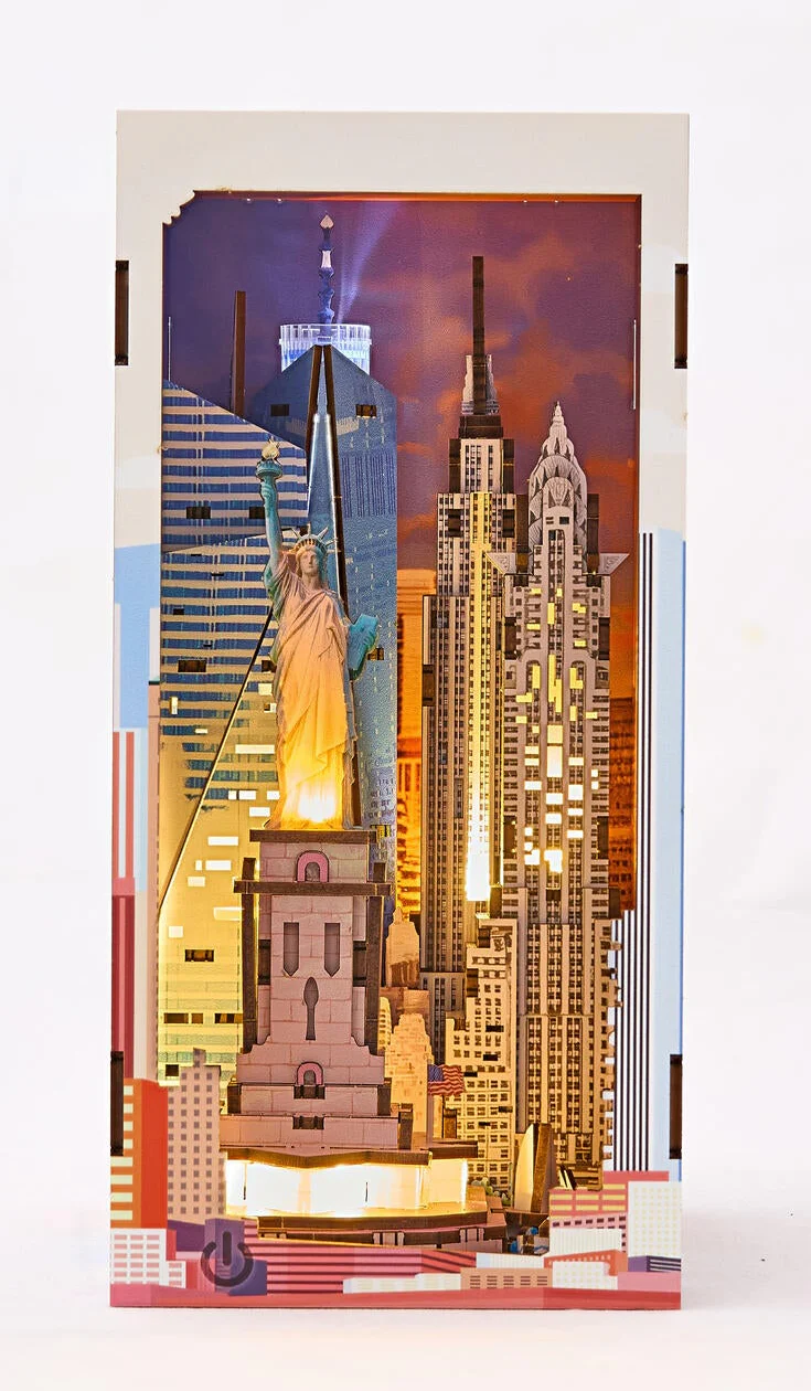New York Tiny Adventures Book Nook Model Kit - Image 2