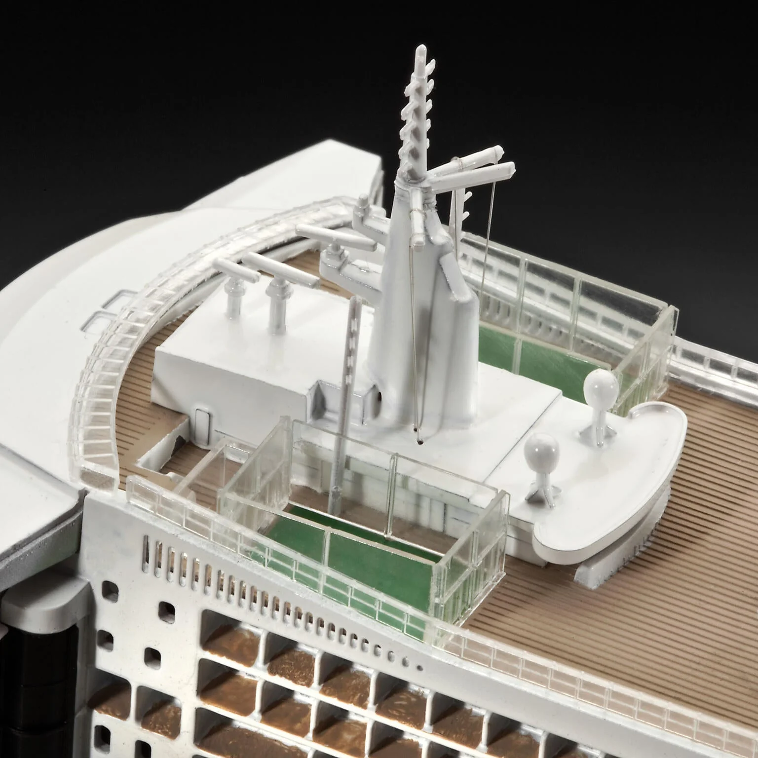 Ocean Liner Queen Mary 2 Model Kit - Image 4
