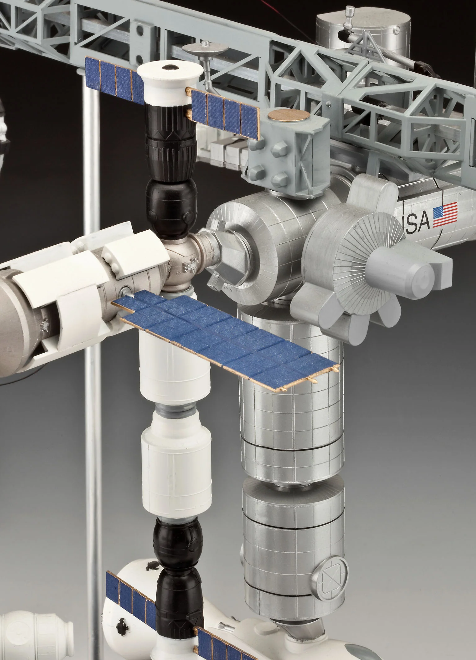 05651 ISS 25th Anniversary Platinum Edition (1:144) Model Kit - Image 3