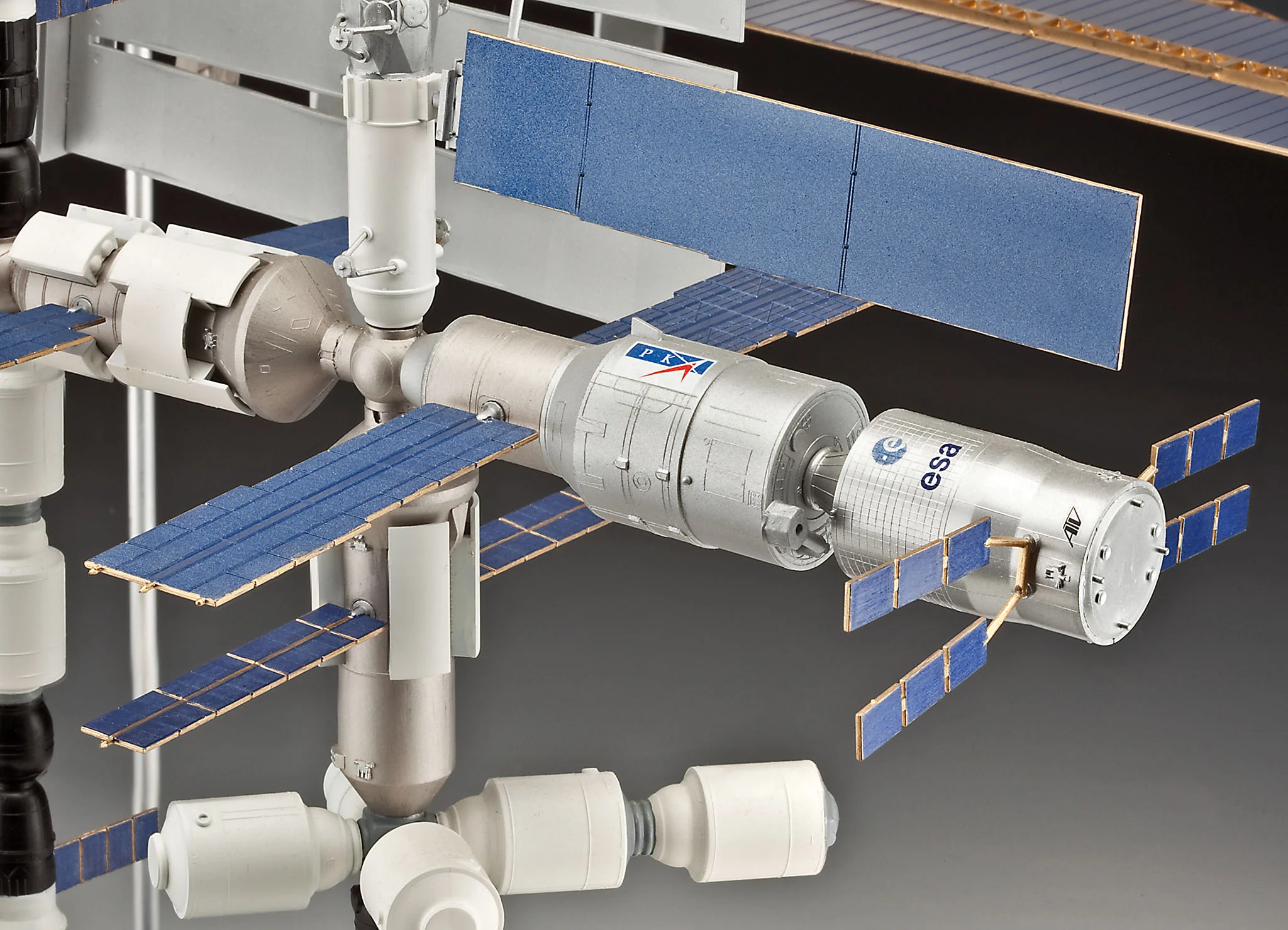 05651 ISS 25th Anniversary Platinum Edition (1:144) Model Kit - Image 6