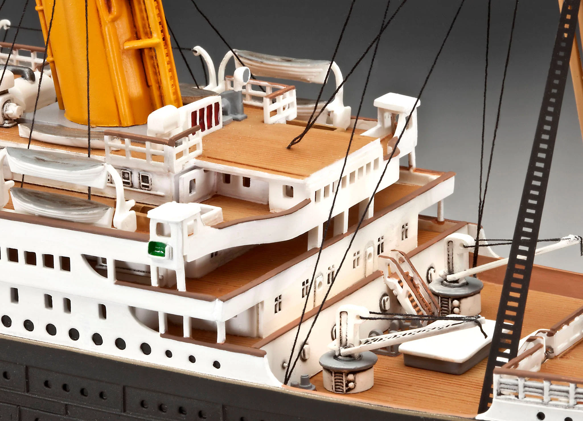 05715 RMS Titanic 100th Anniversary Edition Gift Set (1:400) Model Kit - Image 3