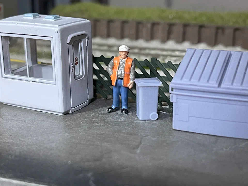OO Gauge Wheelie Bins (Pack of 10) - Unpainted - Image 3