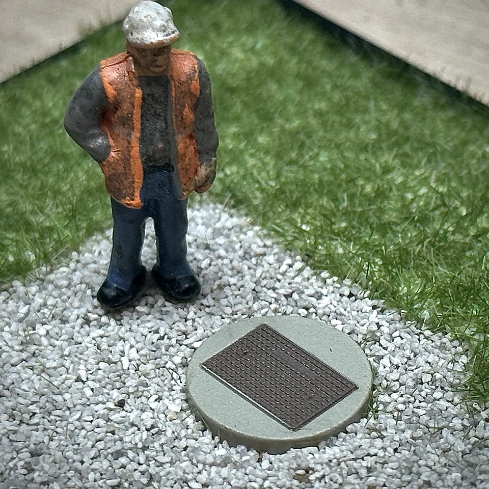 OO Gauge Manhole Covers (Pack of 5) - Unpainted - Image 3