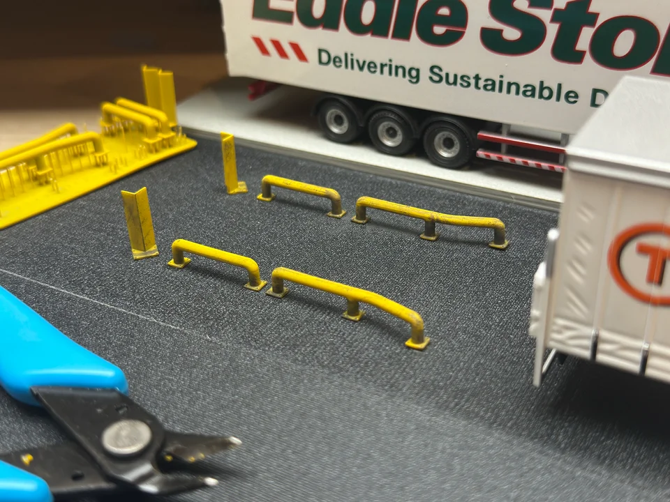 OO Gauge Loading Bay Pack (Pack of 2) - Unpainted - Image 3