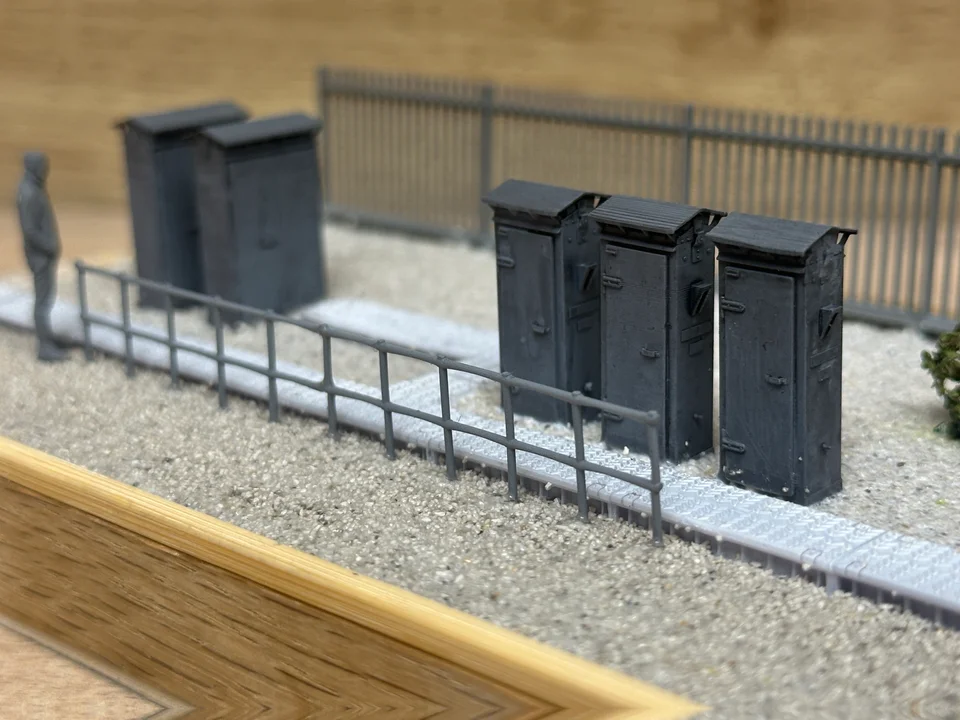 OO Gauge Lineside Cabinets V2 (Pack of 5) - Unpainted Model Kit - Image 3