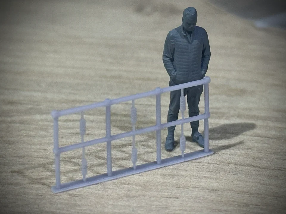 OO Gauge Safety Fencing (Pack of 12) - Unpainted Model Kit - Image 3