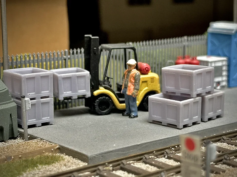 OO Gauge Pallet Boxes (Pack of 6) - Unpainted Model Kit - Image 2