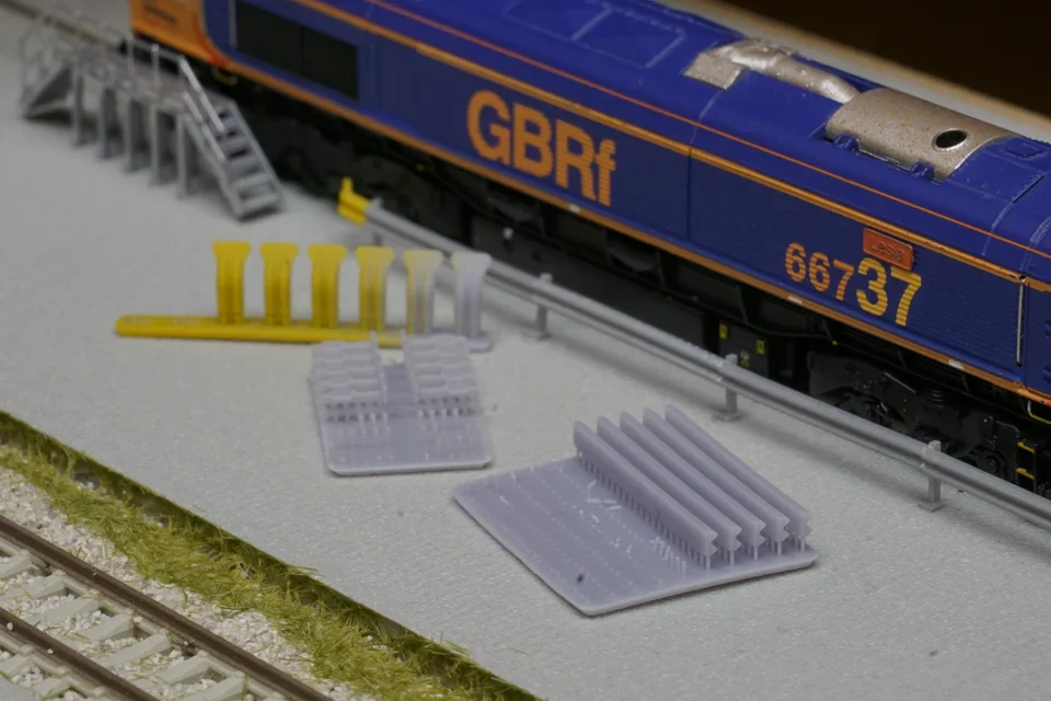 N Gauge Crash Barriers (28cm) (Single Pack) - Unpainted Model Kit - Image 2