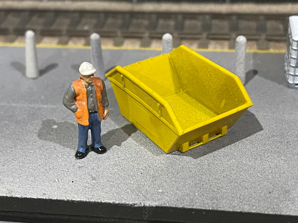 OO Gauge Small Skips (Pack of 2) - Unpainted - Image 2