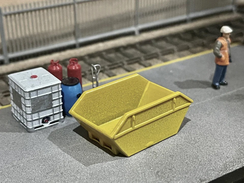 OO Gauge Small Skips (Pack of 2) - Unpainted - Image 3